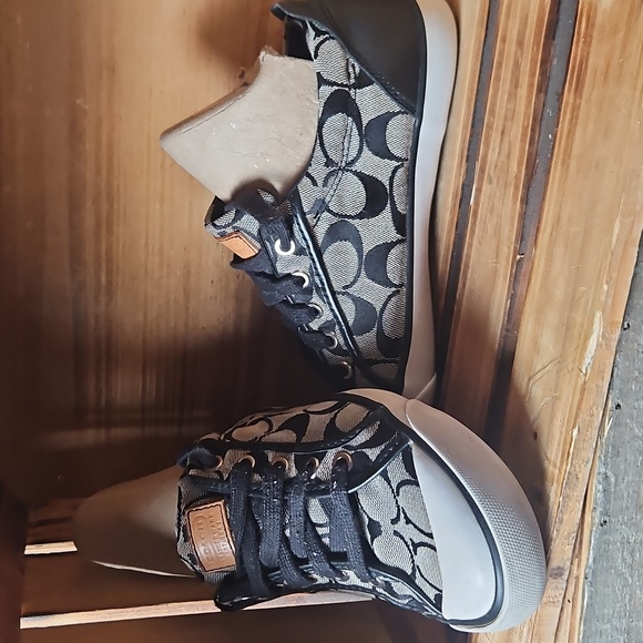 Coach Trainers, Signature Black, Gray, And White, Size 7.5 - Picture 10 of 16